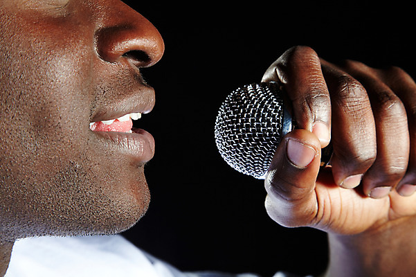 포토 JPG 서양인 외국인 해외기획촬영 손 2011년태국 남자 얼굴 포즈 흑인 신체 노래 모션 검은배경 힙합 한명 들기 사람 근접촬영 20대 성인 옆모습 신체부위 가수 마이크 열정 힙합가수 청년만 성인한명만 성인만 국내포토 1 감정 음악 뷰포인트 음향기기 백그라운드 인종 청년 검은색 음악가 파일형식