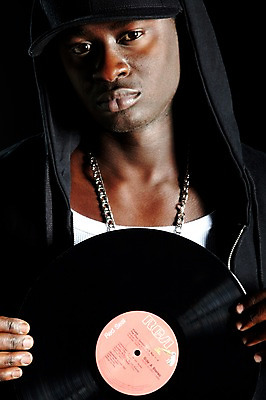 포토 JPG 해외기획촬영 모자 잡화 2011년태국 패션 남자 음악 흑인 목걸이 검은배경 힙합 한명 들기 사람 상반신 20대 성인 앞모습 캐주얼 레코드 음반 열정 후드집업 남자만 남자한명만 성인남자만 청년만 청년남자만 청년남자한명만 성인한명만 성인남자한명만 성인만 국내포토 서양인 1 옷 감정 뷰포인트 백그라운드 장신구 모션 문화예술 청년 검은색 겉옷 파일형식