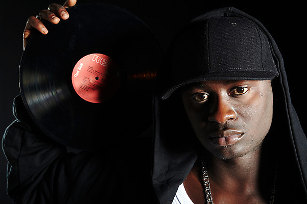 포토 JPG 해외기획촬영 모자 잡화 2011년태국 패션 남자 음악 흑인 목걸이 검은배경 힙합 한명 들기 사람 상반신 20대 성인 앞모습 캐주얼 레코드 음반 열정 후드집업 남자만 남자한명만 성인남자만 청년만 청년남자만 청년남자한명만 성인한명만 성인남자한명만 성인만 국내포토 서양인 1 옷 감정 뷰포인트 백그라운드 장신구 모션 문화예술 청년 검은색 겉옷 파일형식