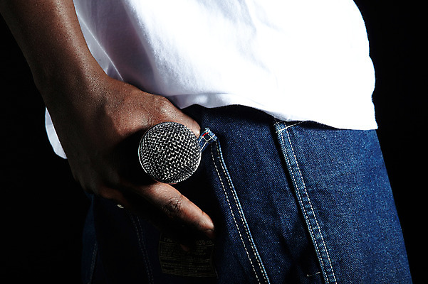 포토 JPG 서양인 외국인 해외기획촬영 손 2011년태국 패션 남자 포즈 흑인 신체 모션 검은배경 힙합 한명 들기 사람 20대 성인 옆모습 신체부위 캐주얼 가수 청바지 마이크 열정 청년만 성인한명만 성인만 국내포토 1 옷 감정 음악 뷰포인트 음향기기 백그라운드 바지 인종 청년 검은색 음악가 파일형식