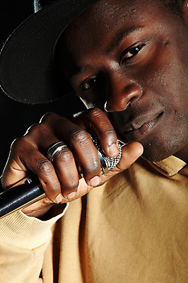 포토 JPG 서양인 외국인 해외기획촬영 모자 잡화 2011년태국 패션 남자 포즈 흑인 노래 모션 검은배경 힙합 한명 들기 사람 상반신 20대 성인 캐주얼 가수 반지 마이크 열정 후드티셔츠 남자만 남자한명만 성인남자만 청년만 청년남자만 청년남자한명만 성인한명만 성인남자한명만 성인만 국내포토 1 옷 감정 음악 음향기기 백그라운드 티셔츠 장신구 인종 청년 검은색 음악가 파일형식