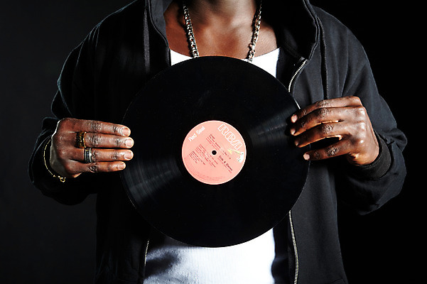 포토 JPG 해외기획촬영 2011년태국 패션 남자 음악 흑인 목걸이 검은배경 힙합 한명 들기 사람 상반신 20대 성인 앞모습 캐주얼 반지 레코드 음반 열정 후드집업 남자만 남자한명만 성인남자만 청년만 청년남자만 청년남자한명만 성인한명만 성인남자한명만 성인만 국내포토 서양인 1 옷 감정 뷰포인트 백그라운드 장신구 모션 문화예술 청년 검은색 겉옷 파일형식