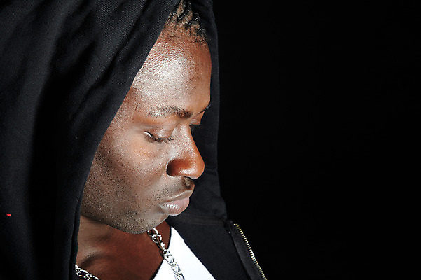 포토 JPG 서양인 외국인 해외기획촬영 모자 2011년태국 패션 남자 포즈 흑인 목걸이 모션 검은배경 힙합 한명 사람 근접촬영 상반신 20대 성인 옆모습 캐주얼 레게머리 열정 후드티셔츠 후드집업 남자만 남자한명만 성인남자만 청년만 청년남자만 청년남자한명만 성인한명만 성인남자한명만 성인만 국내포토 1 헤어스타일 잡화 옷 감정 음악 뷰포인트 백그라운드 티셔츠 장신구 인종 청년 검은색 겉옷 파일형식