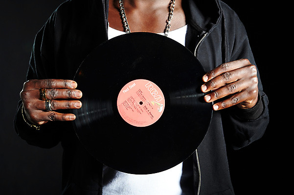 포토 JPG 해외기획촬영 2011년태국 패션 남자 음악 흑인 목걸이 검은배경 힙합 한명 들기 사람 상반신 20대 성인 앞모습 캐주얼 반지 레코드 음반 열정 후드집업 남자만 남자한명만 성인남자만 청년만 청년남자만 청년남자한명만 성인한명만 성인남자한명만 성인만 국내포토 서양인 1 옷 감정 뷰포인트 백그라운드 장신구 모션 문화예술 청년 검은색 겉옷 파일형식