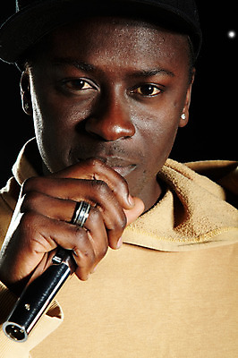 포토 JPG 서양인 외국인 해외기획촬영 모자 잡화 2011년태국 패션 남자 포즈 흑인 노래 모션 검은배경 힙합 한명 들기 사람 상반신 20대 성인 앞모습 캐주얼 가수 반지 마이크 열정 후드티셔츠 남자만 남자한명만 성인남자만 청년만 청년남자만 청년남자한명만 성인한명만 성인남자한명만 성인만 국내포토 1 옷 감정 음악 뷰포인트 음향기기 백그라운드 티셔츠 장신구 인종 청년 검은색 음악가 파일형식