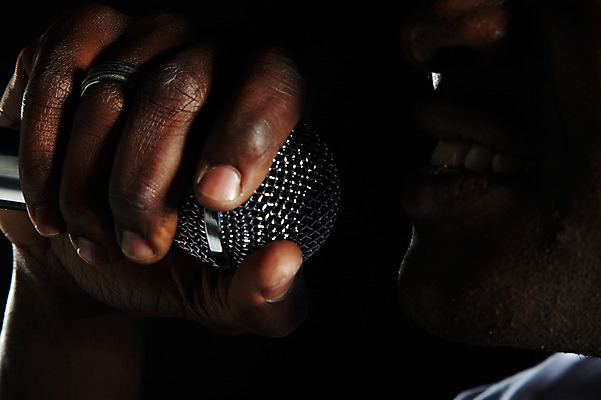 포토 JPG 서양인 외국인 해외기획촬영 손 2011년태국 남자 얼굴 포즈 흑인 신체 노래 모션 검은배경 힙합 한명 들기 사람 근접촬영 20대 성인 옆모습 신체부위 가수 반지 마이크 열정 힙합가수 청년만 성인한명만 성인만 국내포토 1 감정 음악 뷰포인트 음향기기 백그라운드 장신구 인종 청년 검은색 음악가 파일형식