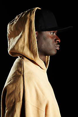 포토 JPG 서양인 외국인 해외기획촬영 모자 잡화 2011년태국 패션 남자 포즈 흑인 모션 검은배경 힙합 한명 사람 상반신 20대 성인 옆모습 캐주얼 열정 후드티셔츠 남자만 남자한명만 성인남자만 청년만 청년남자만 청년남자한명만 성인한명만 성인남자한명만 성인만 국내포토 1 옷 감정 음악 뷰포인트 백그라운드 티셔츠 인종 청년 검은색 파일형식