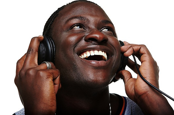 포토 JPG 서양인 외국인 해외기획촬영 응시 2011년태국 남자 음악 포즈 흑인 목걸이 모션 힙합 한명 미소 웃음 누끼 사람 상반신 20대 성인 앞모습 헤드폰 헤드셋 음악감상 감상 듣기 올려보기 반지 레게머리 열정 남자만 남자한명만 성인남자만 청년만 청년남자만 청년남자한명만 성인한명만 성인남자한명만 성인만 국내포토 1 헤어스타일 시선 감정 뷰포인트 음향기기 장신구 문화예술 표정 인종 청년 파일형식