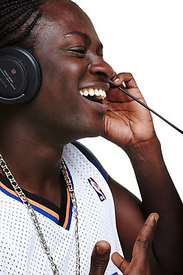 포토 JPG 서양인 외국인 해외기획촬영 2011년태국 남자 음악 포즈 흑인 목걸이 모션 힙합 한명 미소 웃음 누끼 사람 상반신 20대 성인 옆모습 헤드폰 헤드셋 음악감상 감상 듣기 레게머리 열정 남자만 남자한명만 성인남자만 청년만 청년남자만 청년남자한명만 성인한명만 성인남자한명만 성인만 국내포토 1 헤어스타일 감정 뷰포인트 음향기기 장신구 문화예술 표정 인종 청년 파일형식