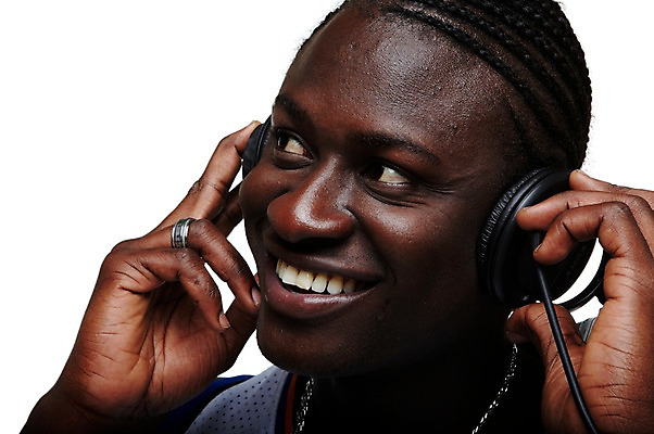 포토 JPG 서양인 외국인 해외기획촬영 응시 2011년태국 남자 음악 포즈 흑인 목걸이 모션 힙합 한명 미소 웃음 누끼 사람 상반신 20대 성인 헤드폰 헤드셋 음악감상 감상 듣기 반지 레게머리 열정 남자만 남자한명만 성인남자만 청년만 청년남자만 청년남자한명만 성인한명만 성인남자한명만 성인만 국내포토 1 헤어스타일 시선 감정 음향기기 장신구 문화예술 표정 인종 청년 파일형식