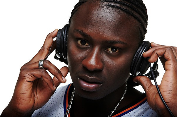 포토 JPG 서양인 외국인 해외기획촬영 2011년태국 남자 음악 포즈 흑인 목걸이 모션 힙합 한명 누끼 사람 상반신 20대 성인 헤드폰 헤드셋 음악감상 감상 듣기 반지 레게머리 열정 남자만 남자한명만 성인남자만 청년만 청년남자만 청년남자한명만 성인한명만 성인남자한명만 성인만 국내포토 1 헤어스타일 감정 음향기기 장신구 문화예술 인종 청년 파일형식