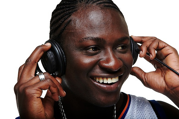 포토 JPG 서양인 외국인 해외기획촬영 2011년태국 남자 음악 포즈 흑인 목걸이 모션 힙합 한명 미소 웃음 누끼 사람 상반신 20대 성인 헤드폰 헤드셋 음악감상 감상 듣기 반지 레게머리 열정 남자만 남자한명만 성인남자만 청년만 청년남자만 청년남자한명만 성인한명만 성인남자한명만 성인만 국내포토 1 헤어스타일 감정 음향기기 장신구 문화예술 표정 인종 청년 파일형식