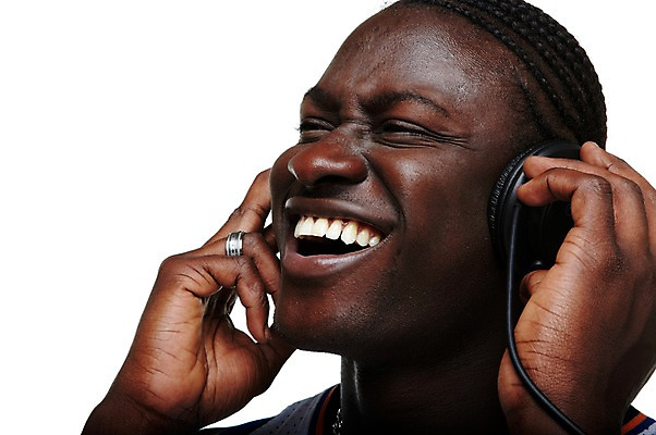 포토 JPG 서양인 외국인 해외기획촬영 2011년태국 남자 음악 포즈 흑인 모션 힙합 한명 미소 웃음 누끼 사람 상반신 20대 성인 헤드폰 헤드셋 음악감상 감상 듣기 반지 레게머리 열정 남자만 남자한명만 성인남자만 청년만 청년남자만 청년남자한명만 성인한명만 성인남자한명만 성인만 국내포토 1 헤어스타일 감정 음향기기 장신구 문화예술 표정 인종 청년 파일형식