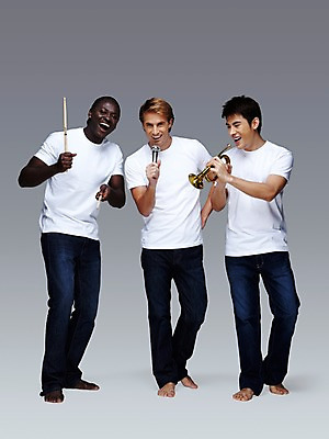포토 JPG 스튜디오촬영 전신 서양인 외국인 백인 해외기획촬영 2011년태국 남자 악기 음악 캠페인 포즈 흑인 연주 노래 모션 맨발 회색배경 함께함 실내 서기 미소 웃음 들기 사람 동양인 인종 20대 성인 앞모습 캐주얼 세명 친구 글로벌 우정 밴드 막대기 목표 마이크 드럼 트럼펫 합주 드럼스틱 남자만 성인남자만 청년만 청년남자만 성인만 국내포토 옷 뷰포인트 음향기기 백그라운드 컨셉 관계 발 문화예술 타악기 표정 청년 내부 회색 금관악기 파일형식