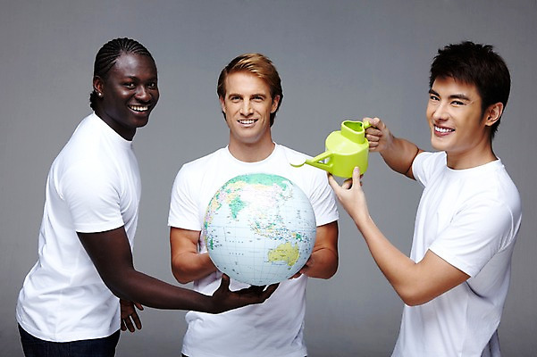 포토 JPG 스튜디오촬영 서양인 외국인 백인 해외기획촬영 2011년태국 남자 지구 캠페인 포즈 흑인 모션 회색배경 함께함 실내 미소 웃음 들기 사람 동양인 인종 상반신 20대 성인 앞모습 캐주얼 세명 친구 지구본 자연보호 환경 그린캠페인 우정 물뿌리개 보호 목표 물주기 남자만 성인남자만 청년만 청년남자만 성인만 국내포토 옷 뷰포인트 백그라운드 컨셉 관계 자연 표정 청년 내부 회색 파일형식