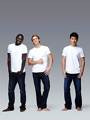 포토 JPG 스튜디오촬영 전신 서양인 외국인 백인 해외기획촬영 2011년태국 남자 캠페인 포즈 흑인 맨발 회색배경 함께함 실내 서기 미소 웃음 사람 동양인 인종 20대 성인 앞모습 세명 친구 글로벌 우정 목표 남자만 성인남자만 청년만 청년남자만 성인만 국내포토 뷰포인트 백그라운드 컨셉 관계 모션 발 표정 청년 내부 회색 파일형식