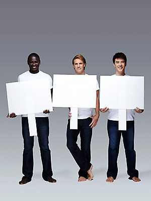 포토 JPG 스튜디오촬영 전신 서양인 외국인 백인 해외기획촬영 배너 2011년태국 남자 캠페인 포즈 흑인 모션 맨발 회색배경 사각프레임 함께함 광고판 실내 서기 미소 웃음 들기 사람 동양인 인종 20대 성인 앞모습 세명 친구 글로벌 우정 팻말 목표 알림 남자만 성인남자만 청년만 청년남자만 성인만 국내포토 뷰포인트 백그라운드 컨셉 관계 발 프레임 알림판 표정 청년 내부 사각형 회색 판 파일형식