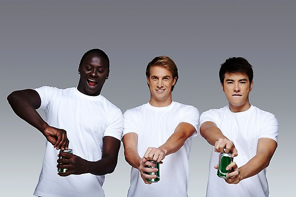포토 JPG 스튜디오촬영 서양인 외국인 백인 해외기획촬영 2011년태국 남자 음료 음식 캠페인 흑인 회색배경 맥주 주류 함께함 실내 미소 웃음 들기 사람 동양인 인종 상반신 20대 성인 앞모습 세명 친구 글로벌 우정 알코올 오픈 목표 음주 캔맥주 남자만 성인남자만 청년만 청년남자만 성인만 국내포토 뷰포인트 백그라운드 컨셉 관계 모션 표정 청년 내부 회색 캔 파일형식