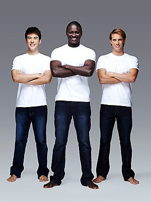 포토 JPG 스튜디오촬영 전신 서양인 외국인 백인 해외기획촬영 2011년태국 남자 캠페인 포즈 흑인 모션 맨발 회색배경 함께함 실내 서기 미소 웃음 사람 동양인 인종 20대 성인 앞모습 세명 친구 글로벌 팔짱 우정 목표 남자만 성인남자만 청년만 청년남자만 성인만 국내포토 뷰포인트 백그라운드 컨셉 관계 발 표정 청년 내부 회색 파일형식