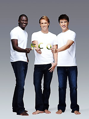 포토 JPG 스튜디오촬영 전신 서양인 외국인 백인 해외기획촬영 문자 알파벳 영어 2011년태국 남자 캠페인 포즈 흑인 모션 맨발 회색배경 함께함 실내 서기 미소 웃음 들기 사람 동양인 인종 20대 성인 앞모습 캐주얼 세명 친구 자연보호 환경 그린캠페인 우정 보호 목표 에코 남자만 성인남자만 청년만 청년남자만 성인만 그린슈머 국내포토 옷 뷰포인트 백그라운드 컨셉 관계 발 자연 표정 청년 내부 회색 파일형식