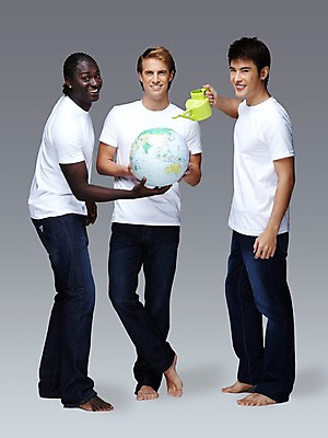 포토 JPG 스튜디오촬영 전신 서양인 외국인 백인 해외기획촬영 2011년태국 남자 지구 캠페인 포즈 흑인 모션 맨발 회색배경 함께함 실내 서기 미소 웃음 들기 사람 동양인 인종 20대 성인 앞모습 캐주얼 세명 친구 지구본 자연보호 환경 그린캠페인 우정 물뿌리개 보호 목표 물주기 남자만 성인남자만 청년만 청년남자만 성인만 국내포토 옷 뷰포인트 백그라운드 컨셉 관계 발 자연 표정 청년 내부 회색 파일형식