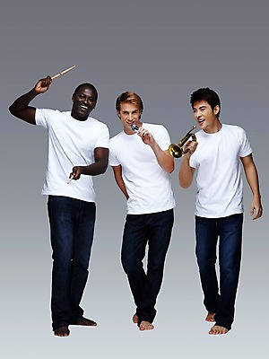 포토 JPG 스튜디오촬영 전신 서양인 외국인 백인 해외기획촬영 2011년태국 남자 악기 음악 캠페인 포즈 흑인 연주 노래 모션 맨발 회색배경 함께함 실내 서기 미소 웃음 들기 사람 동양인 인종 20대 성인 앞모습 캐주얼 세명 친구 글로벌 우정 밴드 막대기 목표 마이크 드럼 트럼펫 합주 드럼스틱 남자만 성인남자만 청년만 청년남자만 성인만 국내포토 옷 뷰포인트 음향기기 백그라운드 컨셉 관계 발 문화예술 타악기 표정 청년 내부 회색 금관악기 파일형식