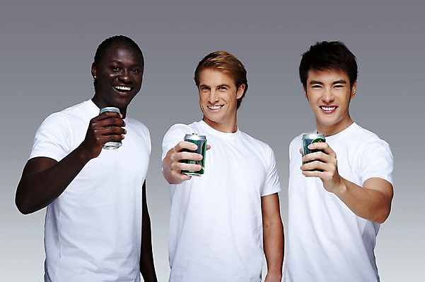 포토 JPG 스튜디오촬영 서양인 외국인 백인 해외기획촬영 2011년태국 남자 음료 음식 캠페인 흑인 회색배경 맥주 주류 함께함 실내 미소 웃음 들기 사람 동양인 인종 상반신 20대 성인 앞모습 세명 친구 글로벌 우정 알코올 목표 음주 캔맥주 남자만 성인남자만 청년만 청년남자만 성인만 국내포토 뷰포인트 백그라운드 컨셉 관계 모션 표정 청년 내부 회색 캔 파일형식