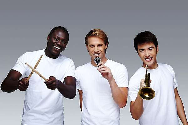 포토 JPG 스튜디오촬영 서양인 외국인 백인 해외기획촬영 2011년태국 남자 악기 음악 캠페인 포즈 흑인 연주 노래 모션 회색배경 함께함 실내 미소 웃음 들기 사람 동양인 인종 상반신 20대 성인 앞모습 캐주얼 세명 친구 글로벌 우정 밴드 막대기 목표 마이크 드럼 트럼펫 합주 드럼스틱 남자만 성인남자만 청년만 청년남자만 성인만 국내포토 옷 뷰포인트 음향기기 백그라운드 컨셉 관계 문화예술 타악기 표정 청년 내부 회색 금관악기 파일형식