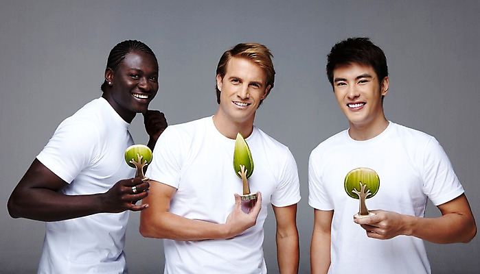 포토 JPG 스튜디오촬영 서양인 외국인 나무 식물 백인 해외기획촬영 2011년태국 남자 캠페인 포즈 흑인 모션 회색배경 함께함 실내 미소 웃음 들기 사람 동양인 인종 상반신 20대 성인 앞모습 캐주얼 세명 친구 모형 자연보호 환경 그린캠페인 우정 보호 목표 나무모형 남자만 성인남자만 청년만 청년남자만 성인만 국내포토 옷 뷰포인트 백그라운드 컨셉 관계 자연 표정 청년 내부 회색 파일형식