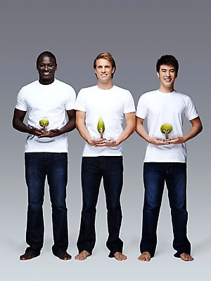 포토 JPG 스튜디오촬영 전신 서양인 외국인 나무 식물 백인 해외기획촬영 2011년태국 남자 캠페인 포즈 흑인 모션 맨발 회색배경 함께함 실내 서기 미소 웃음 들기 사람 동양인 인종 20대 성인 앞모습 캐주얼 세명 친구 모형 자연보호 환경 그린캠페인 우정 보호 목표 나무모형 남자만 성인남자만 청년만 청년남자만 성인만 국내포토 옷 뷰포인트 백그라운드 컨셉 관계 발 자연 표정 청년 내부 회색 파일형식