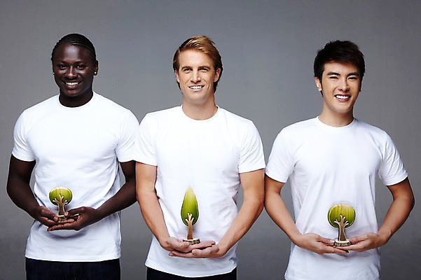포토 JPG 스튜디오촬영 서양인 외국인 나무 식물 백인 해외기획촬영 2011년태국 남자 캠페인 포즈 흑인 모션 회색배경 함께함 실내 미소 웃음 들기 사람 동양인 인종 상반신 20대 성인 앞모습 캐주얼 세명 친구 모형 자연보호 환경 그린캠페인 우정 보호 목표 나무모형 남자만 성인남자만 청년만 청년남자만 성인만 국내포토 옷 뷰포인트 백그라운드 컨셉 관계 자연 표정 청년 내부 회색 파일형식
