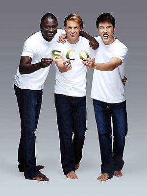 포토 JPG 스튜디오촬영 전신 서양인 외국인 백인 해외기획촬영 문자 알파벳 영어 2011년태국 남자 캠페인 포즈 흑인 모션 맨발 회색배경 어깨동무 함께함 실내 서기 미소 웃음 들기 사람 동양인 인종 20대 성인 앞모습 캐주얼 세명 친구 자연보호 환경 그린캠페인 우정 보호 목표 에코 남자만 성인남자만 청년만 청년남자만 성인만 그린슈머 국내포토 옷 뷰포인트 백그라운드 컨셉 관계 발 자연 표정 청년 내부 회색 파일형식