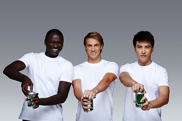 포토 JPG 스튜디오촬영 서양인 외국인 백인 해외기획촬영 2011년태국 남자 음료 음식 캠페인 흑인 회색배경 맥주 주류 함께함 실내 미소 웃음 들기 사람 동양인 인종 상반신 20대 성인 앞모습 세명 친구 글로벌 우정 알코올 오픈 목표 음주 캔맥주 남자만 성인남자만 청년만 청년남자만 성인만 국내포토 뷰포인트 백그라운드 컨셉 관계 모션 표정 청년 내부 회색 캔 파일형식