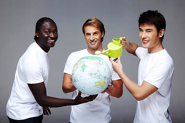 포토 JPG 스튜디오촬영 서양인 외국인 백인 해외기획촬영 2011년태국 남자 지구 캠페인 포즈 흑인 모션 회색배경 함께함 실내 미소 웃음 들기 사람 동양인 인종 상반신 20대 성인 앞모습 캐주얼 세명 친구 지구본 자연보호 환경 그린캠페인 우정 물뿌리개 보호 목표 물주기 남자만 성인남자만 청년만 청년남자만 성인만 국내포토 옷 뷰포인트 백그라운드 컨셉 관계 자연 표정 청년 내부 회색 파일형식