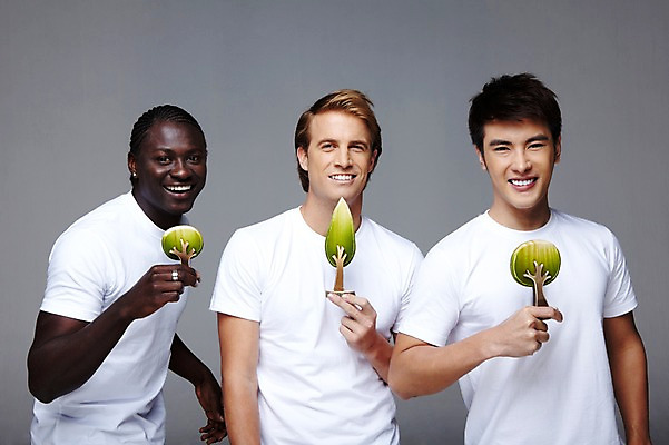 포토 JPG 스튜디오촬영 서양인 외국인 나무 식물 백인 해외기획촬영 2011년태국 남자 캠페인 포즈 흑인 모션 회색배경 함께함 실내 미소 웃음 들기 사람 동양인 인종 상반신 20대 성인 앞모습 캐주얼 세명 친구 모형 자연보호 환경 그린캠페인 우정 보호 목표 나무모형 남자만 성인남자만 청년만 청년남자만 성인만 국내포토 옷 뷰포인트 백그라운드 컨셉 관계 자연 표정 청년 내부 회색 파일형식