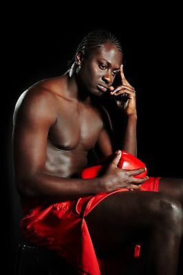 포토 JPG 스튜디오촬영 서양인 외국인 해외기획촬영 2011년태국 남자 스포츠 포즈 장갑 흑인 생각 의자 모션 검은배경 운동선수 실내 한명 사람 앉기 경기 20대 성인 옆모습 운동복 운동 권투 글러브 글로브 권투글러브 권투선수 레게머리 열정 남자만 남자한명만 성인남자만 청년만 청년남자만 청년남자한명만 성인한명만 성인남자한명만 성인만 국내포토 1 헤어스타일 잡화 옷 감정 스포츠용품 뷰포인트 가구 백그라운드 건강 인종 청년 내부 검은색 격투기 파일형식