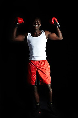 포토 JPG 스튜디오촬영 전신 서양인 외국인 해외기획촬영 2011년태국 남자 스포츠 포즈 장갑 흑인 러닝셔츠 모션 검은배경 운동선수 실내 한명 서기 미소 웃음 사람 경기 20대 성인 앞모습 운동복 운동 손들기 권투 기쁨 글러브 글로브 우승 권투글러브 권투선수 열정 복싱화 남자만 남자한명만 성인남자만 청년만 청년남자만 청년남자한명만 성인한명만 성인남자한명만 성인만 국내포토 1 잡화 옷 감정 스포츠용품 뷰포인트 백그라운드 셔츠 표정 건강 인종 청년 내부 검은색 격투기 최고 권투용품 파일형식