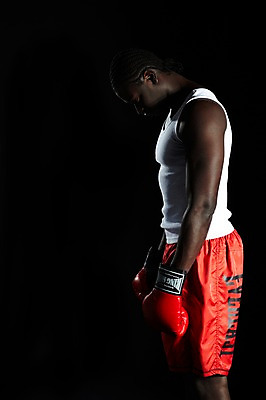 포토 JPG 스튜디오촬영 서양인 외국인 해외기획촬영 2011년태국 남자 스포츠 포즈 장갑 흑인 러닝셔츠 모션 검은배경 운동선수 실내 고개숙이기 한명 서기 사람 경기 20대 성인 옆모습 운동복 운동 권투 글러브 글로브 권투글러브 권투선수 레게머리 열정 남자만 남자한명만 성인남자만 청년만 청년남자만 청년남자한명만 성인한명만 성인남자한명만 성인만 국내포토 1 헤어스타일 잡화 옷 감정 스포츠용품 뷰포인트 백그라운드 셔츠 건강 숙이기 인종 청년 내부 검은색 격투기 파일형식