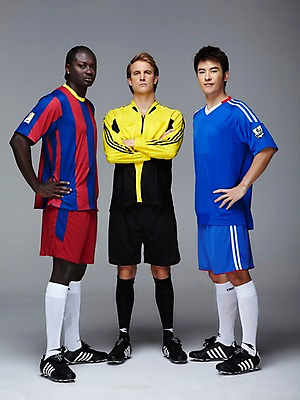 포토 JPG 스튜디오촬영 전신 서양인 외국인 백인 해외기획촬영 2011년태국 남자 스포츠 포즈 흑인 유니폼 모션 회색배경 축구선수 운동선수 실내 서기 사람 동양인 경기 20대 성인 세명 운동 팔짱 축구 경쟁 심판 라이벌 레게머리 열정 축구화 축구경기 바르셀로나 남자만 성인남자만 청년만 청년남자만 성인만 국내포토 헤어스타일 옷 감정 백그라운드 운동화 컨셉 축구용품 건강 인종 청년 내부 구기 회색 스페인 파일형식