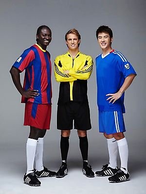 포토 JPG 스튜디오촬영 전신 서양인 외국인 백인 해외기획촬영 2011년태국 남자 스포츠 포즈 흑인 유니폼 모션 회색배경 축구선수 운동선수 실내 서기 미소 웃음 사람 동양인 경기 20대 성인 세명 운동 팔짱 축구 경쟁 심판 라이벌 레게머리 열정 축구화 축구경기 바르셀로나 남자만 성인남자만 청년만 청년남자만 성인만 국내포토 헤어스타일 옷 감정 백그라운드 운동화 컨셉 축구용품 표정 건강 인종 청년 내부 구기 회색 스페인 파일형식