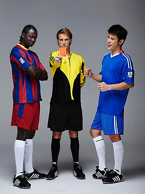 포토 JPG 스튜디오촬영 전신 서양인 외국인 백인 해외기획촬영 2011년태국 남자 스포츠 포즈 흑인 유니폼 모션 회색배경 축구선수 운동선수 실내 서기 사람 동양인 경기 20대 성인 세명 운동 축구 경쟁 심판 라이벌 레게머리 열정 축구화 축구경기 바르셀로나 퇴장 레드카드 반칙 남자만 성인남자만 청년만 청년남자만 성인만 국내포토 헤어스타일 옷 감정 백그라운드 운동화 컨셉 축구용품 건강 경고 인종 청년 내부 구기 회색 카드_놀이용품 스페인 파일형식