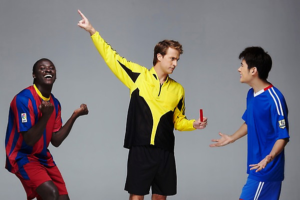포토 JPG 스튜디오촬영 서양인 외국인 백인 해외기획촬영 2011년태국 남자 스포츠 포즈 흑인 유니폼 모션 회색배경 축구선수 운동선수 실내 서기 미소 웃음 사람 동양인 경기 20대 성인 세명 운동 축구 경쟁 가리킴 심판 라이벌 레게머리 열정 축구경기 바르셀로나 퇴장 레드카드 반칙 항의 남자만 성인남자만 청년만 청년남자만 성인만 국내포토 헤어스타일 옷 감정 백그라운드 컨셉 표정 건강 경고 인종 손짓 청년 내부 구기 회색 카드_놀이용품 스페인 파일형식