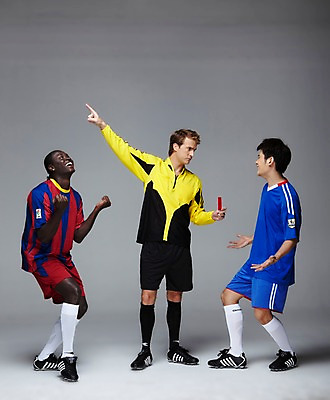 포토 JPG 스튜디오촬영 전신 서양인 외국인 백인 해외기획촬영 2011년태국 남자 스포츠 포즈 흑인 유니폼 모션 회색배경 축구선수 운동선수 실내 서기 미소 웃음 사람 동양인 경기 20대 성인 세명 운동 축구 경쟁 가리킴 심판 라이벌 레게머리 열정 축구화 축구경기 바르셀로나 퇴장 레드카드 반칙 항의 남자만 성인남자만 청년만 청년남자만 성인만 국내포토 헤어스타일 옷 감정 백그라운드 운동화 컨셉 축구용품 표정 건강 경고 인종 손짓 청년 내부 구기 회색 카드_놀이용품 스페인 파일형식