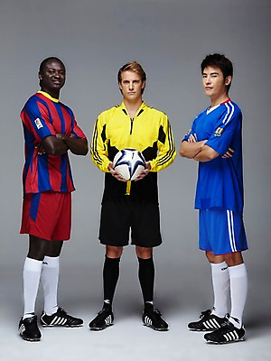 포토 JPG 스튜디오촬영 전신 서양인 외국인 백인 해외기획촬영 2011년태국 남자 스포츠 포즈 흑인 유니폼 축구공 공 모션 회색배경 축구선수 운동선수 실내 서기 미소 웃음 들기 사람 동양인 경기 20대 성인 세명 운동 팔짱 축구 경쟁 심판 라이벌 레게머리 열정 축구화 축구경기 바르셀로나 남자만 성인남자만 청년만 청년남자만 성인만 국내포토 헤어스타일 옷 감정 백그라운드 운동화 컨셉 축구용품 표정 건강 인종 청년 내부 구기 회색 스페인 파일형식