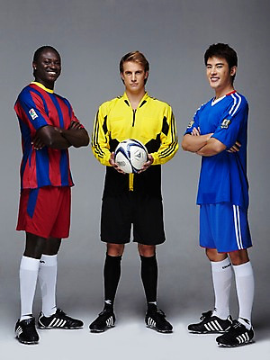 포토 JPG 스튜디오촬영 전신 서양인 외국인 백인 해외기획촬영 2011년태국 남자 스포츠 포즈 흑인 유니폼 축구공 공 모션 회색배경 축구선수 운동선수 실내 서기 미소 웃음 들기 사람 동양인 경기 20대 성인 세명 운동 팔짱 축구 경쟁 심판 라이벌 레게머리 열정 축구화 축구경기 바르셀로나 남자만 성인남자만 청년만 청년남자만 성인만 국내포토 헤어스타일 옷 감정 백그라운드 운동화 컨셉 축구용품 표정 건강 인종 청년 내부 구기 회색 스페인 파일형식