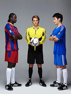 포토 JPG 스튜디오촬영 전신 서양인 외국인 백인 해외기획촬영 2011년태국 남자 스포츠 포즈 흑인 유니폼 축구공 공 모션 회색배경 축구선수 운동선수 실내 서기 들기 사람 동양인 경기 20대 성인 세명 운동 마주보기 팔짱 축구 경쟁 심판 라이벌 레게머리 열정 축구화 축구경기 바르셀로나 남자만 성인남자만 청년만 청년남자만 성인만 국내포토 헤어스타일 옷 감정 백그라운드 운동화 컨셉 축구용품 건강 인종 청년 내부 구기 회색 스페인 파일형식