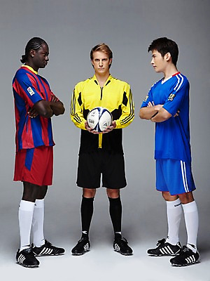 포토 JPG 스튜디오촬영 전신 서양인 외국인 백인 해외기획촬영 2011년태국 남자 스포츠 포즈 흑인 유니폼 축구공 공 모션 회색배경 축구선수 운동선수 실내 서기 들기 사람 동양인 경기 20대 성인 세명 운동 마주보기 팔짱 축구 경쟁 심판 라이벌 레게머리 열정 축구화 축구경기 바르셀로나 남자만 성인남자만 청년만 청년남자만 성인만 국내포토 헤어스타일 옷 감정 백그라운드 운동화 컨셉 축구용품 건강 인종 청년 내부 구기 회색 스페인 파일형식