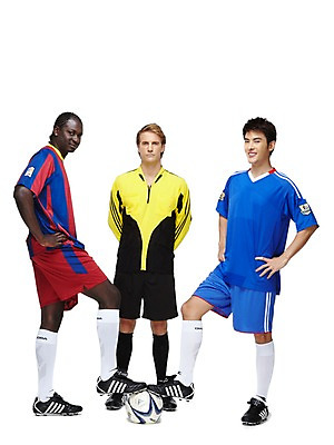 포토 JPG 스튜디오촬영 전신 서양인 외국인 백인 해외기획촬영 2011년태국 남자 스포츠 포즈 흑인 유니폼 축구공 공 모션 축구선수 운동선수 실내 서기 미소 웃음 누끼 사람 동양인 경기 20대 성인 세명 운동 축구 경쟁 심판 라이벌 레게머리 열정 축구화 축구경기 밟기 바르셀로나 남자만 성인남자만 청년만 청년남자만 성인만 국내포토 헤어스타일 옷 감정 운동화 컨셉 축구용품 표정 건강 인종 청년 내부 구기 스페인 파일형식