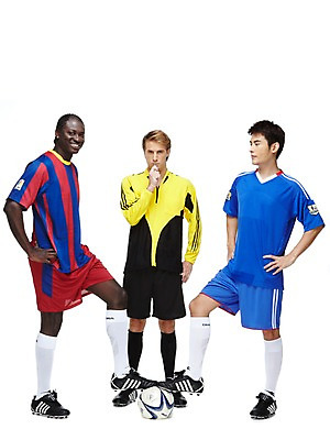 포토 JPG 스튜디오촬영 전신 서양인 외국인 백인 해외기획촬영 2011년태국 남자 스포츠 포즈 흑인 유니폼 축구공 공 모션 축구선수 운동선수 실내 서기 미소 웃음 누끼 사람 동양인 경기 20대 성인 세명 운동 축구 경쟁 심판 라이벌 호루라기 레게머리 열정 축구화 축구경기 밟기 바르셀로나 남자만 성인남자만 청년만 청년남자만 성인만 국내포토 헤어스타일 옷 감정 운동화 컨셉 축구용품 표정 건강 인종 청년 내부 구기 스페인 파일형식