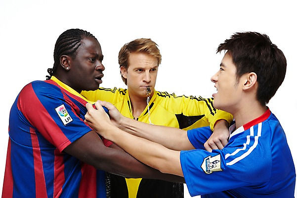 포토 JPG 스튜디오촬영 서양인 외국인 백인 해외기획촬영 2011년태국 남자 스포츠 포즈 흑인 유니폼 모션 축구선수 운동선수 실내 미소 웃음 누끼 사람 동양인 경기 상반신 20대 성인 세명 운동 축구 경쟁 심판 라이벌 호루라기 레게머리 싸움 열정 축구경기 바르셀로나 몸싸움 멱살 반칙 남자만 성인남자만 청년만 청년남자만 성인만 국내포토 헤어스타일 옷 감정 컨셉 표정 건강 인종 청년 내부 구기 스페인 파일형식